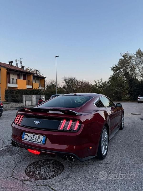 Usata Ford Mustang Fastback 317 CV (233 kW) 2020 Rosso Coupé