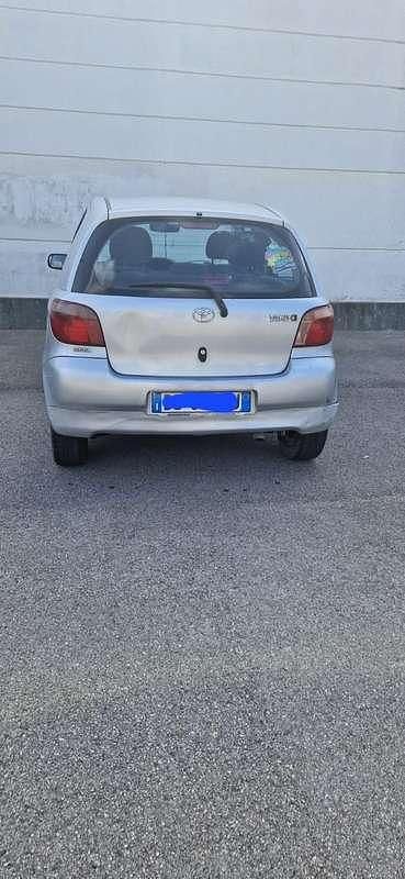 Usata Toyota Yaris Sol 68 CV (50 kW) 2000 Grigio Berlina