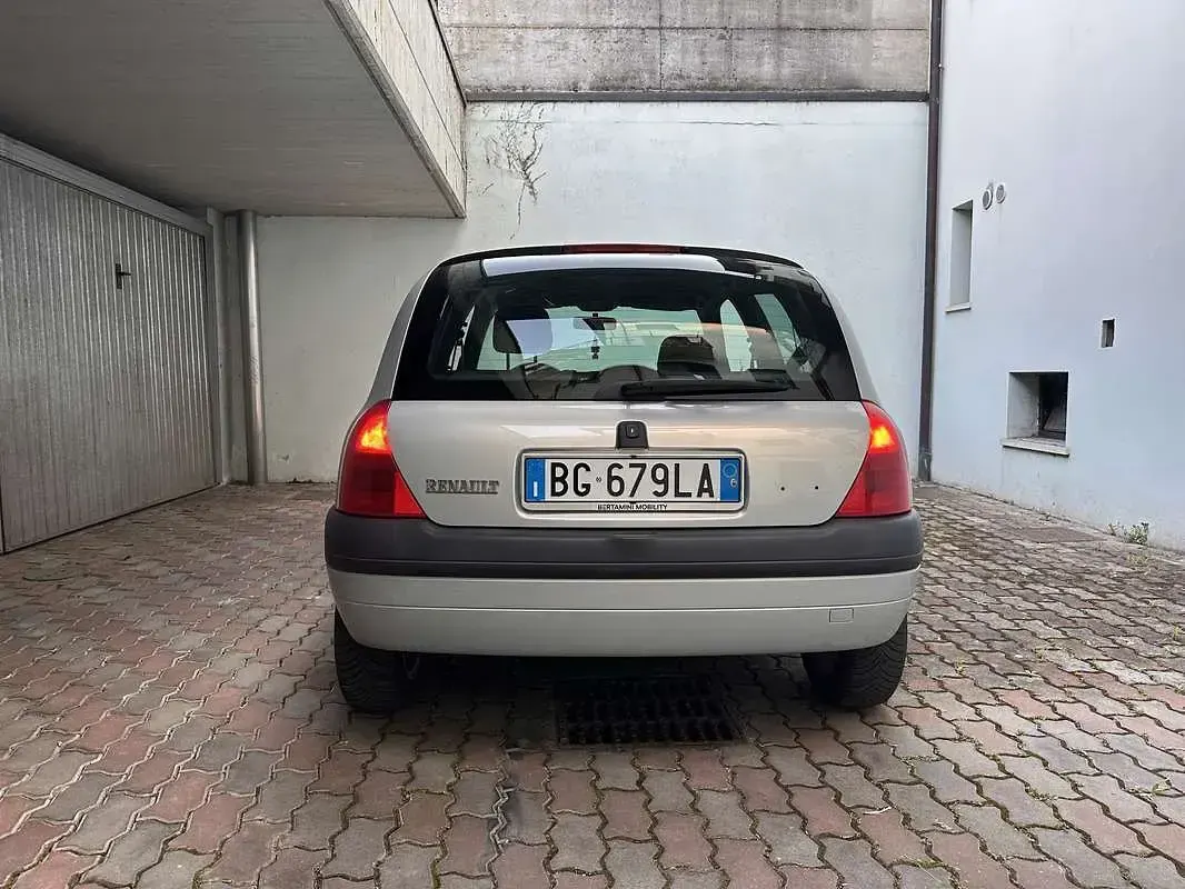 Usata Renault Clio II 98 CV (72 kW) 2000 Grigio Berlina