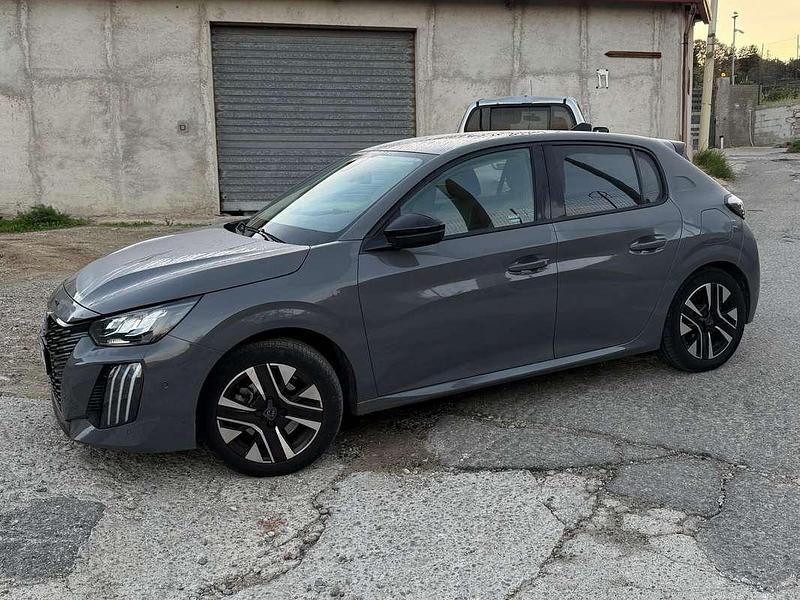Usata Peugeot 208 Allure 101 CV (74 kW) 2024 Grigio Utilitaria
