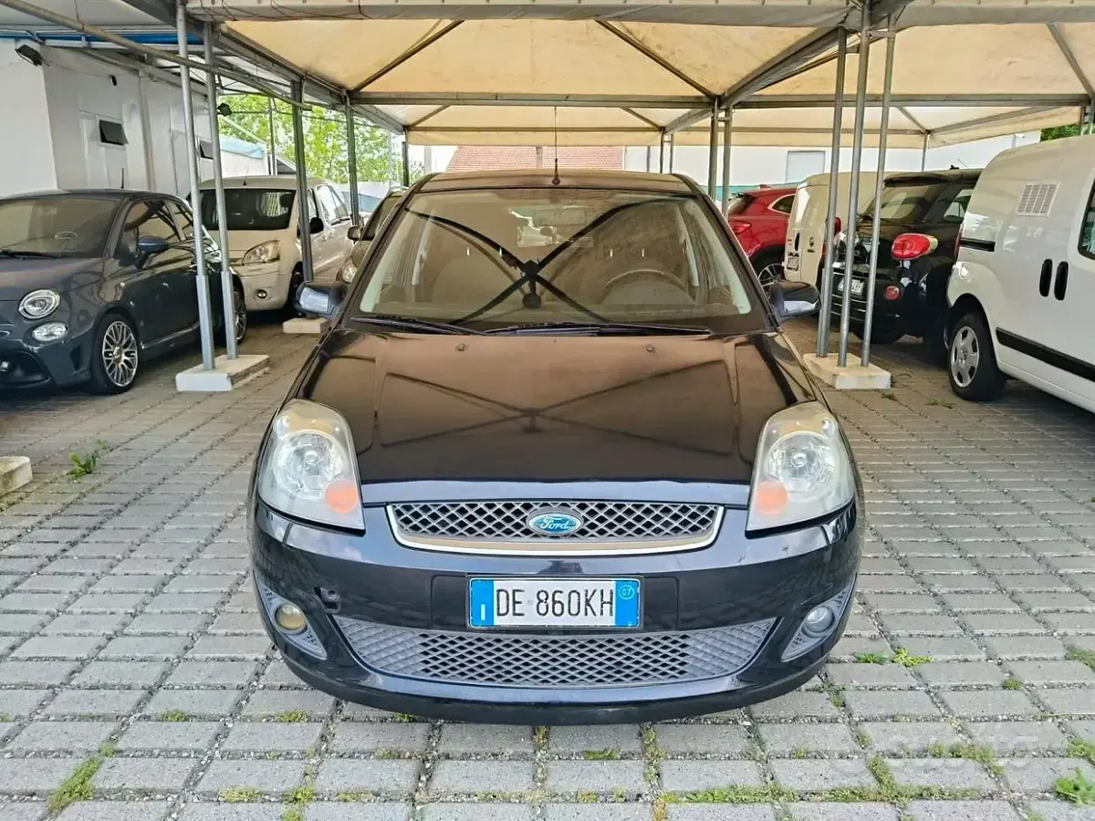 Usata Ford Fiesta Ghia 68 CV (50 kW) 2007 Nero Utilitaria