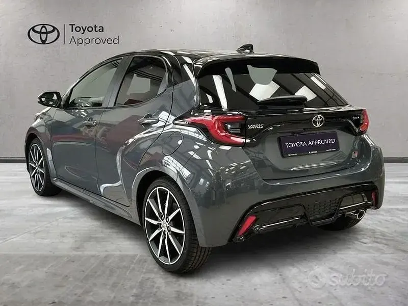 Usata Toyota Yaris Hybrid Sport 131 CV (96 kW) 2025 Grigio Berlina