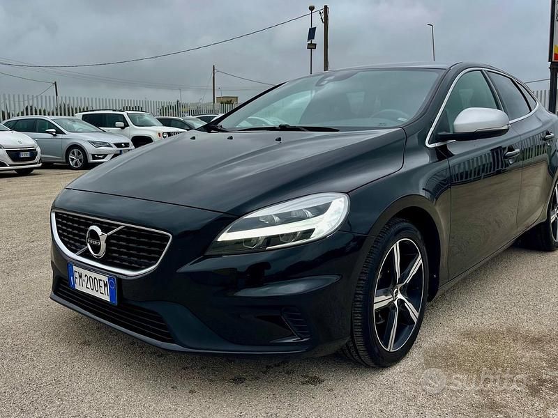 Svart Begagnad 2017 Volvo V40 R-Design Kombi | 12.800 € (Lite dyr) - Bild 1/4