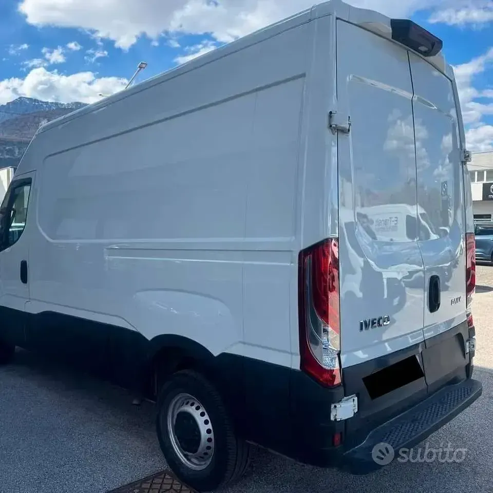 Usata Iveco Daily 136 CV (100 kW) 2023 Bianco Furgone