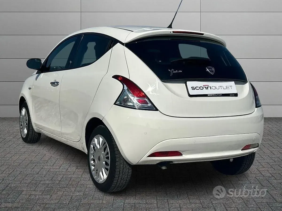 Usata Lancia Ypsilon Silver 69 CV (50 kW) 2016 Bianco Utilitaria