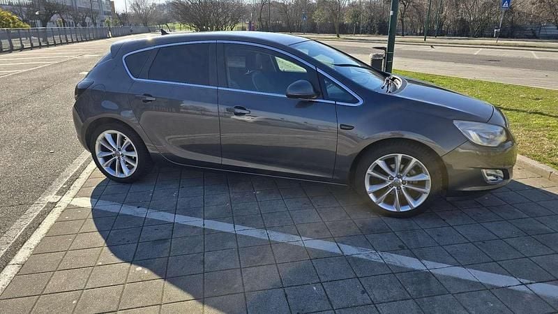 Usata Opel Astra Cosmo 140 CV (102 kW) 2011 Berlina