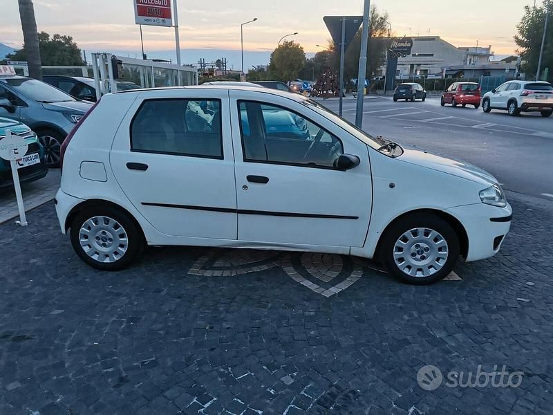 Usata Fiat Punto Dynamic 69 CV (50 kW) 2006 Bianco Utilitaria