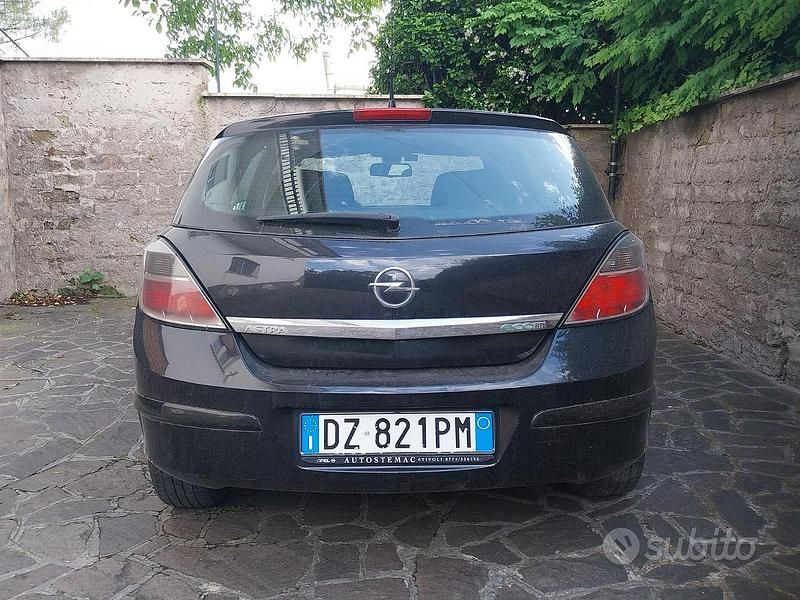 Usata Opel Astra 110 CV (80 kW) 2009 Nero Berlina