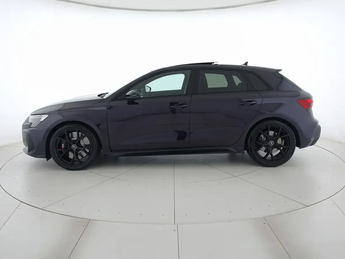 Nuova Audi RS3 Premium 400 CV (294 kW) 2026 Exclusive  viola veneziano Berlina