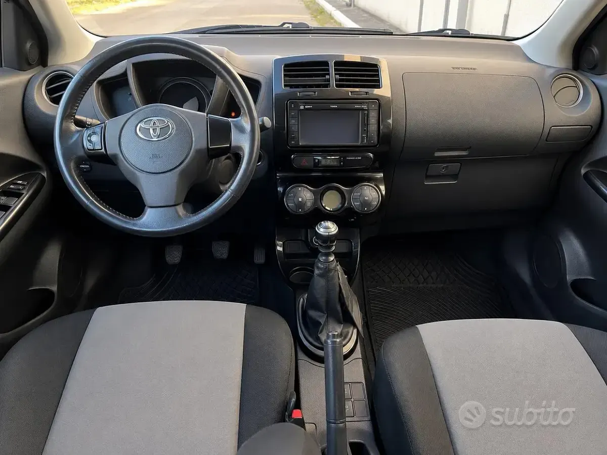 Usata Toyota Urban Cruiser Luxury 90 CV (66 kW) 2011 Bianco Utilitaria