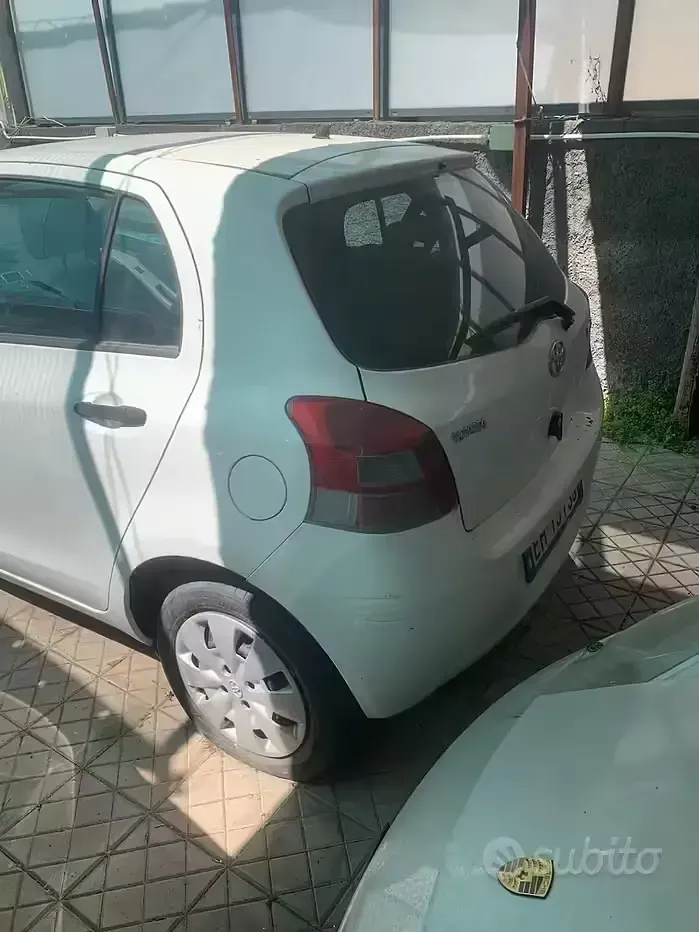 Usata Toyota Yaris 90 CV (66 kW) 2011 Bianco Utilitaria