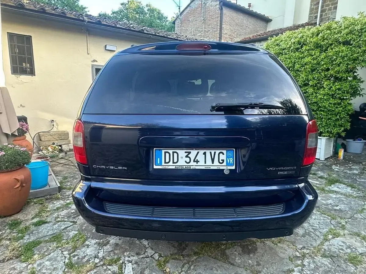 Usata Chrysler Voyager Limited 150 CV (110 kW) 2006 Blu Monovolume