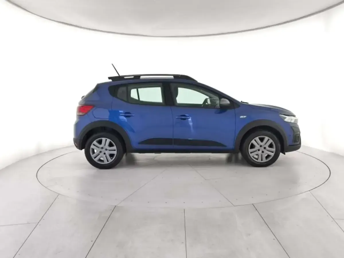 Usata Dacia Sandero Expression 101 CV (74 kW) 2023 Blu iron Berlina