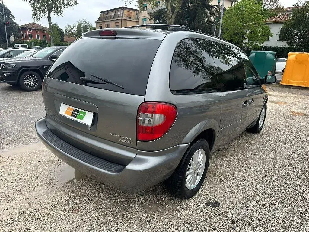 Usata Chrysler Voyager 143 CV (105 kW) 2007 Grigio Monovolume