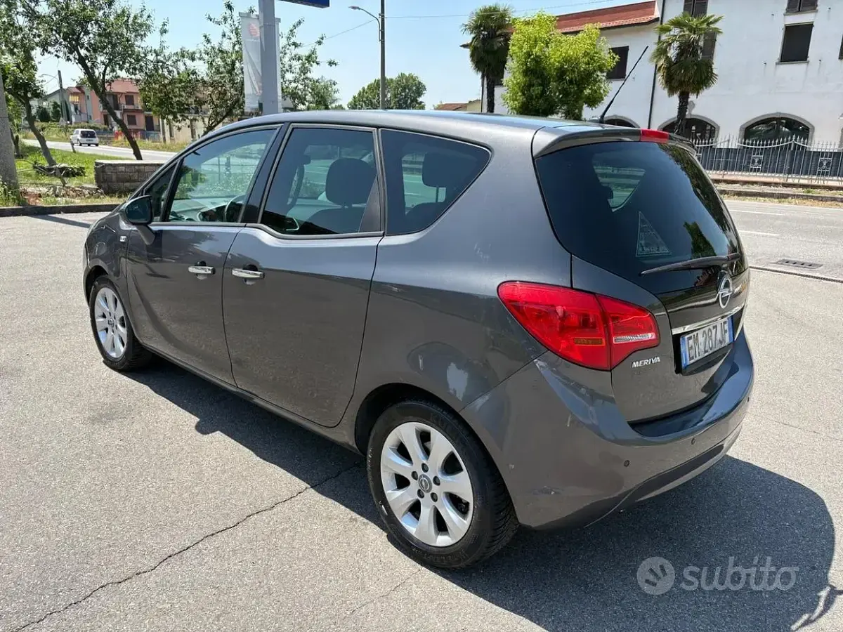 Usata Opel Meriva Cosmo 101 CV (74 kW) 2012 Grigio Monovolume