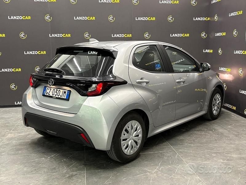 Usata Toyota Yaris Hybrid Active 116 CV (85 kW) 2025 Grigio Berlina
