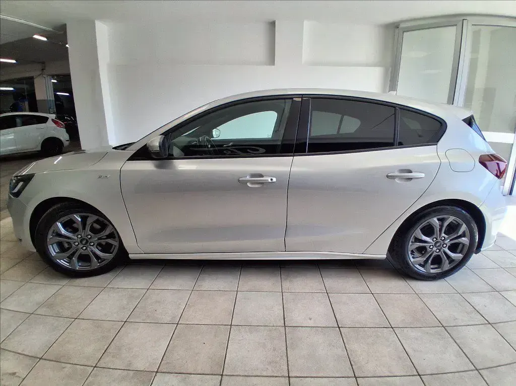 Usata Ford Focus ST-Line 115 CV (84 kW) 2024 Grigio moondust (metallizzato) Berlina
