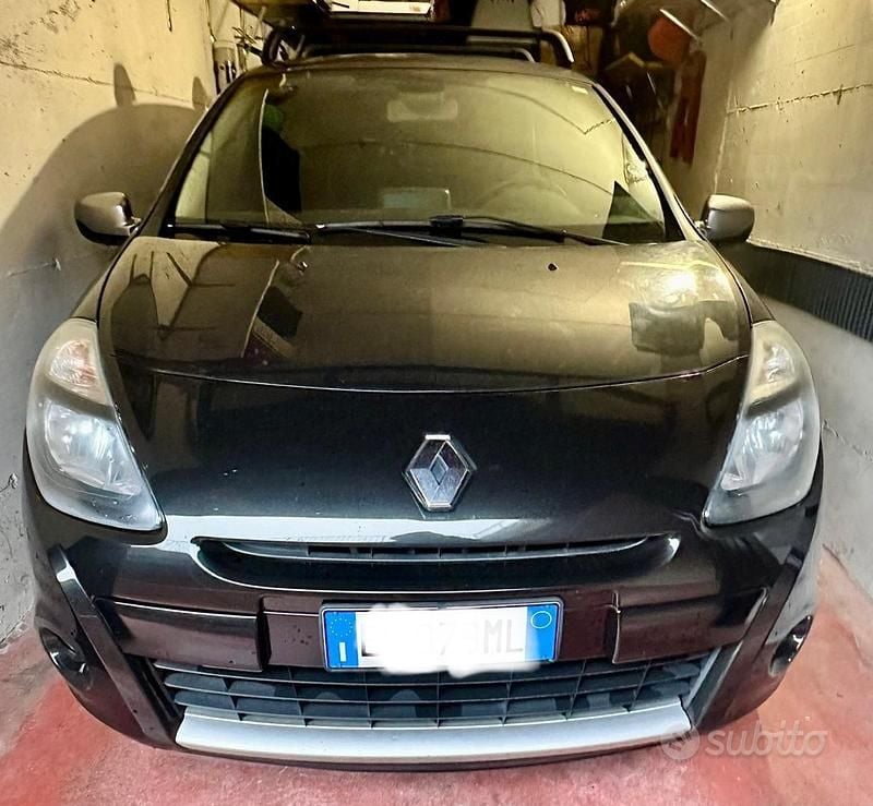 Nero Usata 2011 Renault Clio III Due volumi | 3500 € (Buon prezzo) - Immagine 1/4