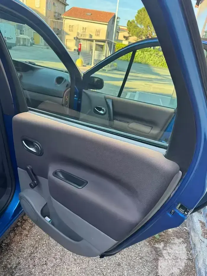 Usata Renault Scénic 106 CV (77 kW) 2007 Bluazzurro Monovolume