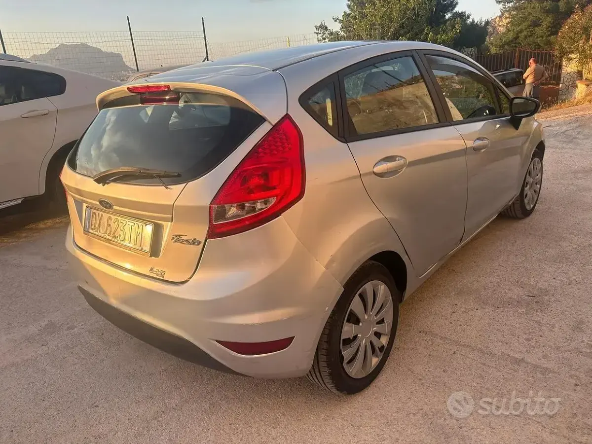 Usata Ford Fiesta Titanium 92 CV (67 kW) 2009 Grigio Berlina