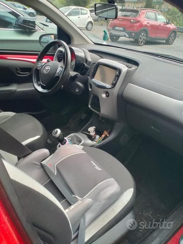 Usata Toyota Aygo 72 CV (52 kW) 2018 Rosso Utilitaria