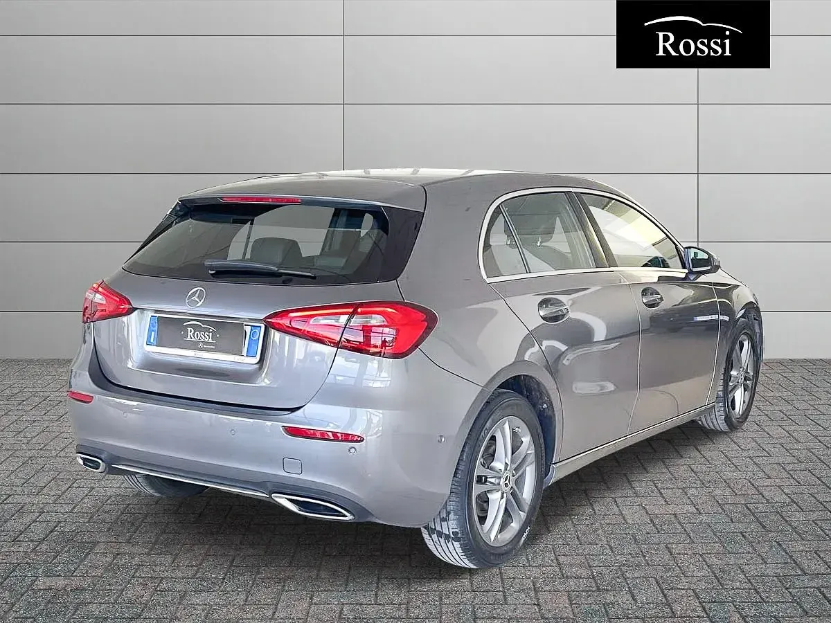 Usado Mercedes A180 Sport 116 HP (85 kW) 2018 Cinzento Sedan