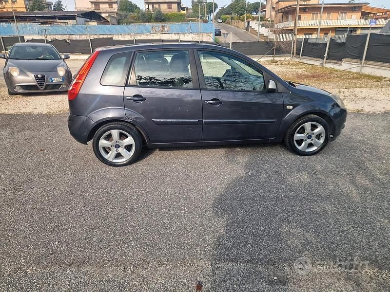 Usata Ford Fiesta Ghia 80 CV (58 kW) 2008 Grigio Utilitaria