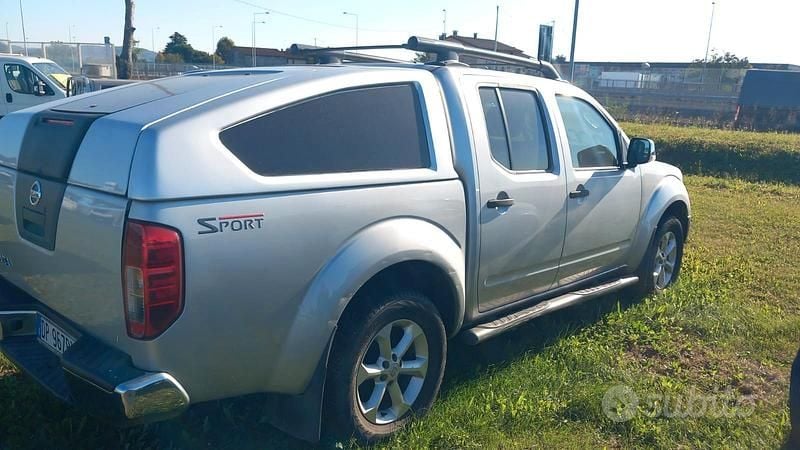 Usata Nissan Navara 190 CV (139 kW) 2005 Grigio Pick-up