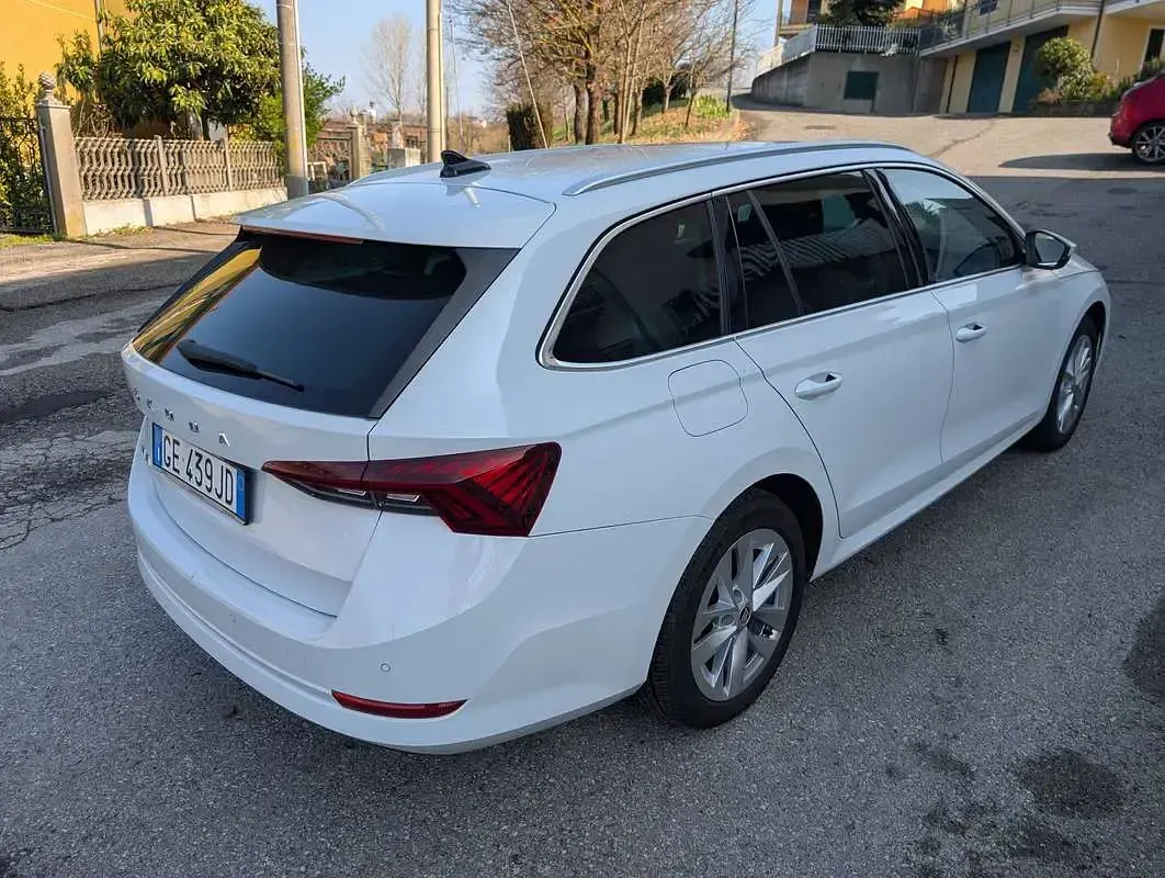 Usata Skoda Octavia Executive 116 CV (85 kW) 2021 Bianco Station wagon