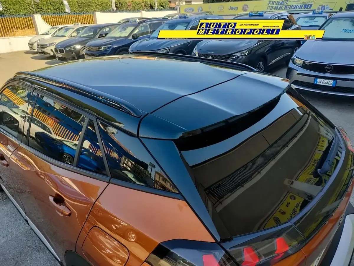 Usata Peugeot 2008 Allure 101 CV (74 kW) 2023 Oro SUV