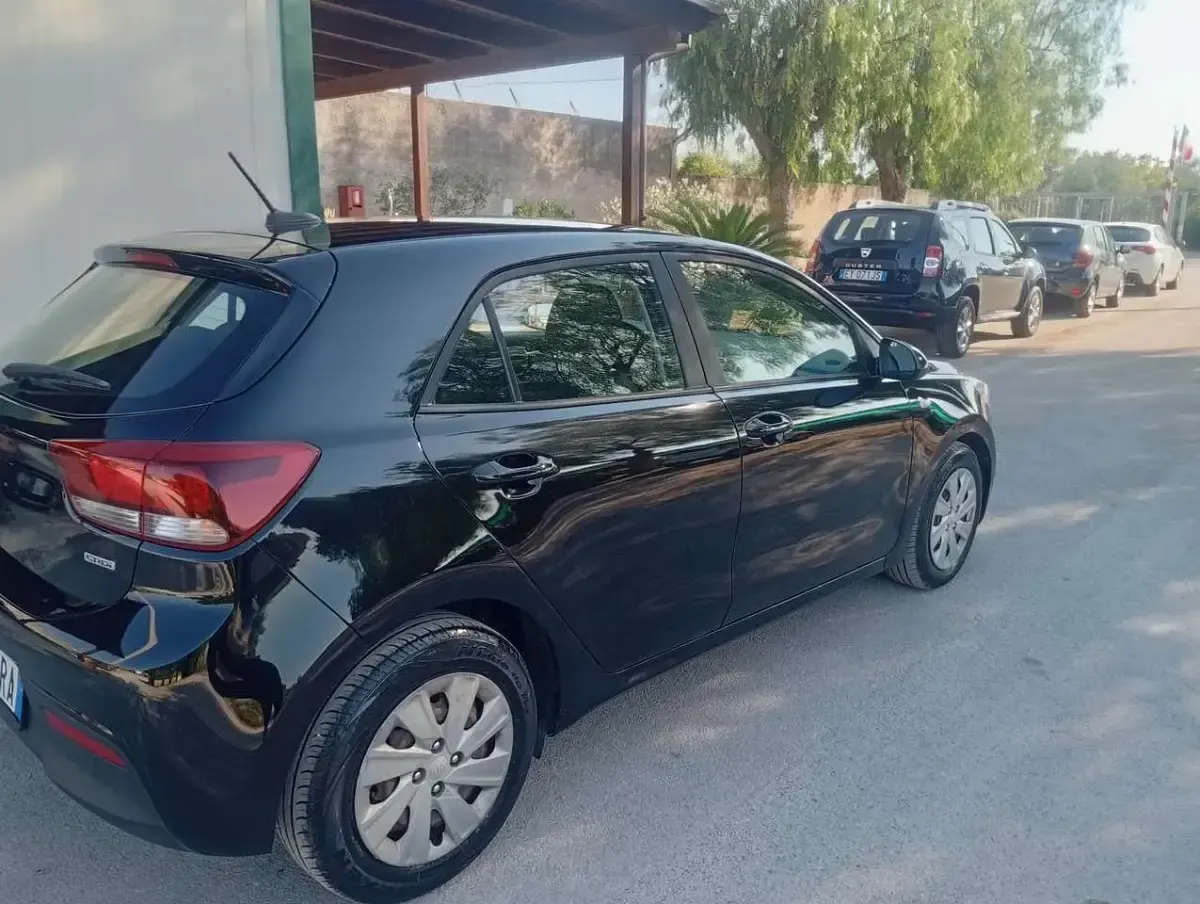 Usata Kia Rio Active 77 CV (56 kW) 2019 Nero Berlina