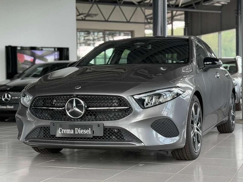 Grigio montagna Nuova 2025 Mercedes A180 Advanced Due volumi | 33.492 € - Immagine 1/4