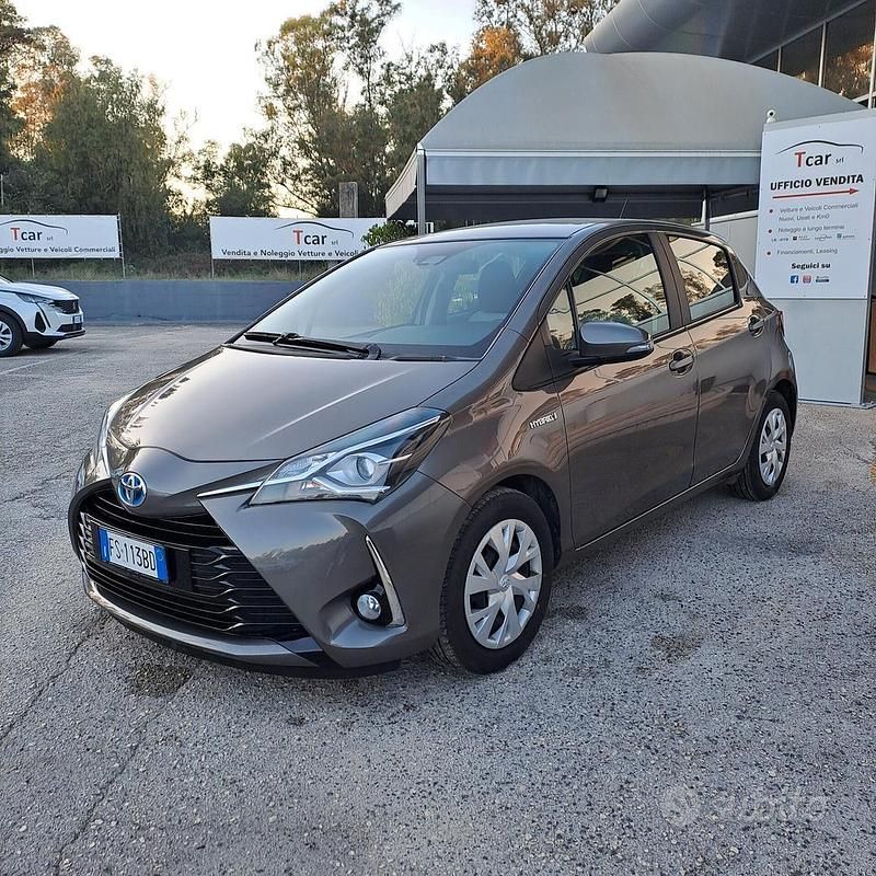 Usata Toyota Yaris Hybrid Business Edition 73 CV (53 kW) 2018 Grigio Berlina