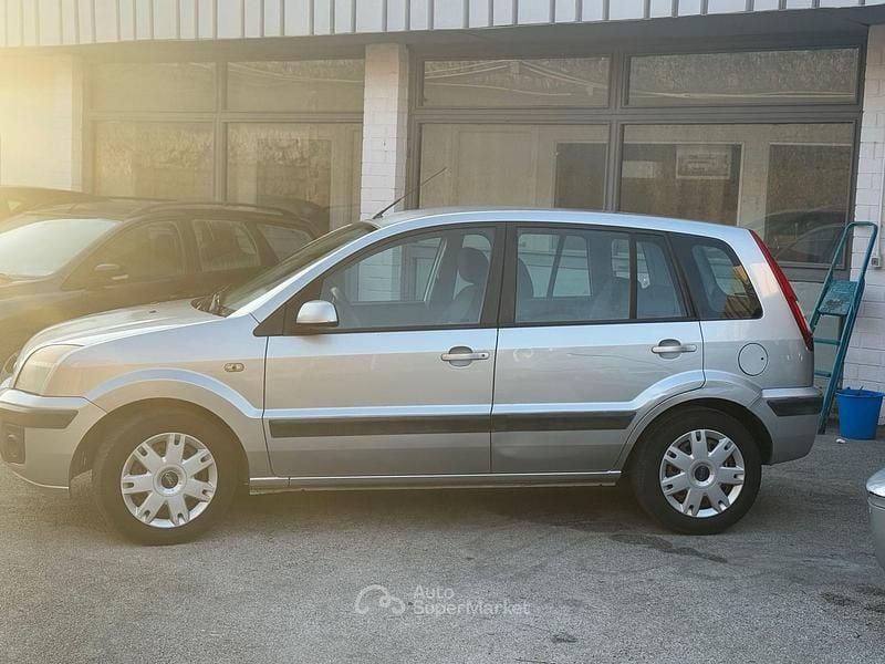 Usata Ford Fusion 68 CV (50 kW) 2008 Argento Utilitaria