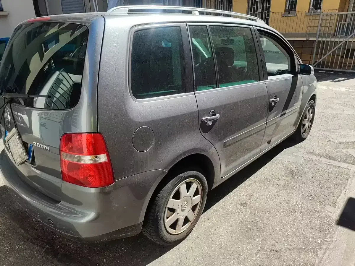 Käytetty VW Touran Trendline 140 HP (102 kW) 2004 Harmaa Tila-auto