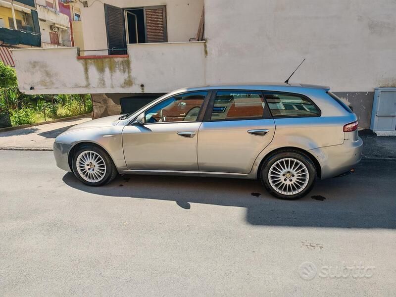Argento Usata 2007 Alfa Romeo 159 Station wagon | 1900 € (Super prezzo) - Immagine 1/4