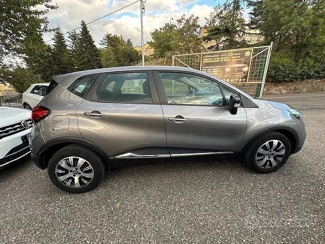 Usata Renault Captur Zen 90 CV (66 kW) 2015 Grigio SUV