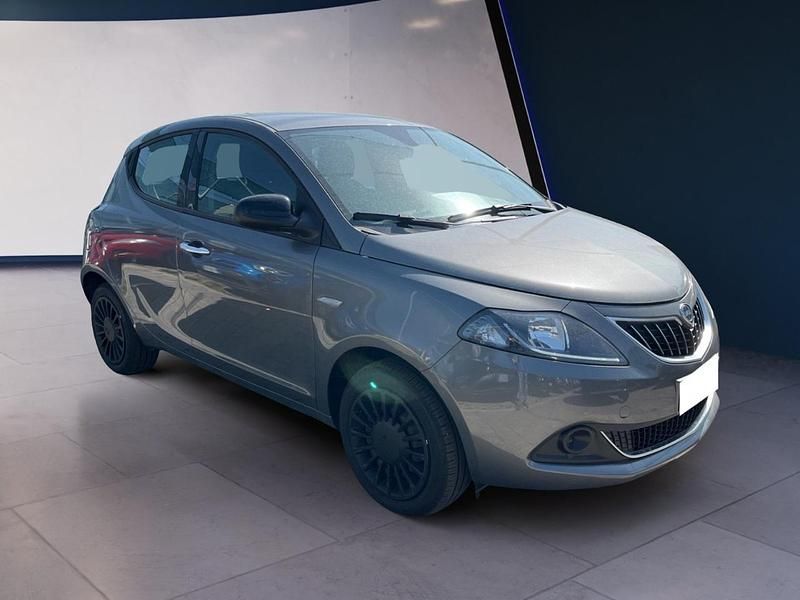 Usata Lancia Ypsilon Gold 70 CV (51 kW) 2023 Grigio Utilitaria