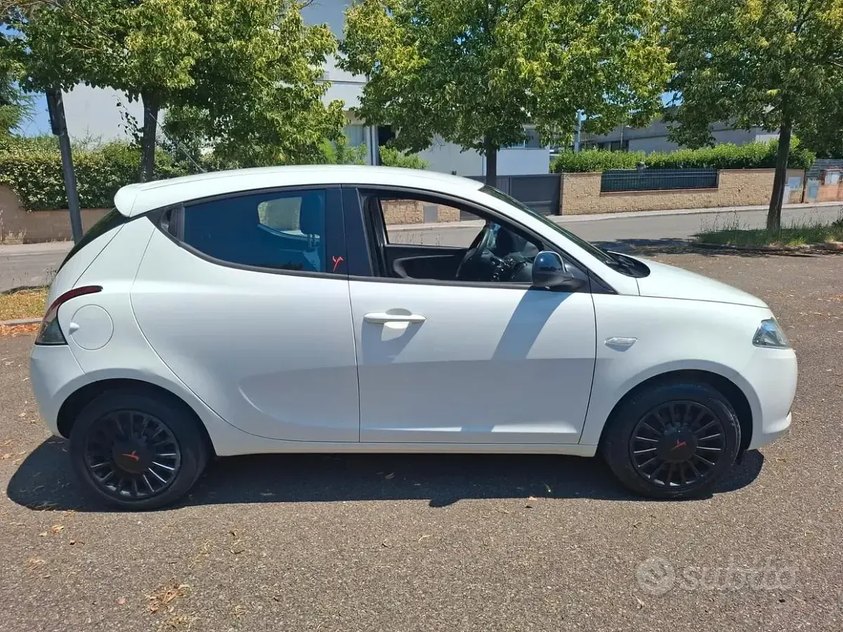 Usata Lancia Ypsilon 69 CV (50 kW) 2015 Bianco Utilitaria