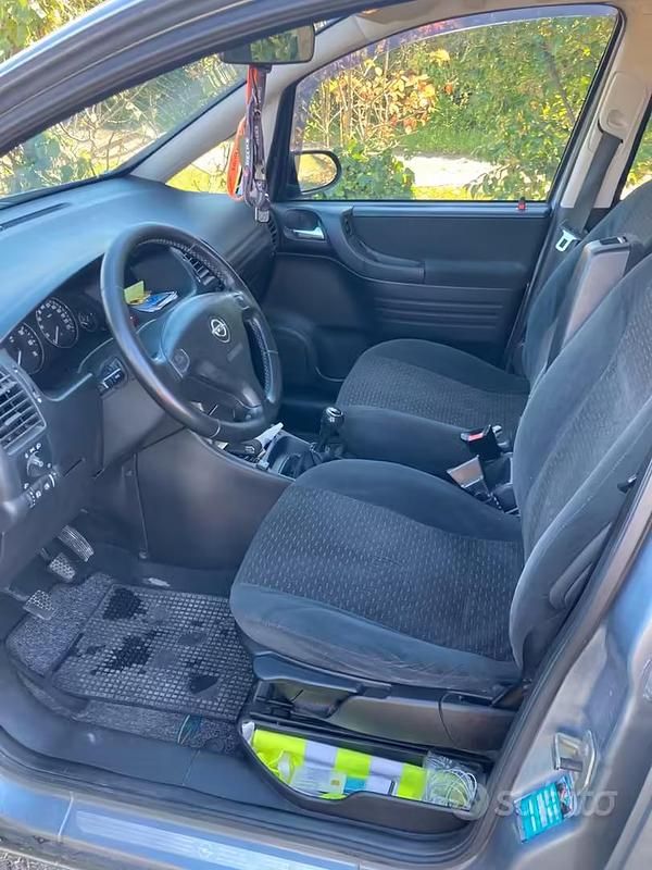 Usata Opel Zafira 2004 Grigio Monovolume