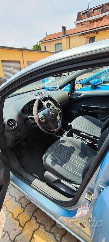 Używany Opel Corsa 80 KM (58 kW) 2009 Szary Sedan/Limuzyna