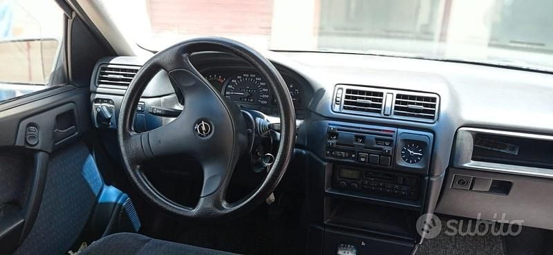 Usata Opel Vectra 75 CV (55 kW) 1992 Nero Berlina