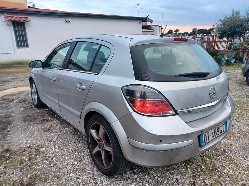 Usata Opel Astra Cosmo 125 CV (91 kW) 2008 Argento Berlina