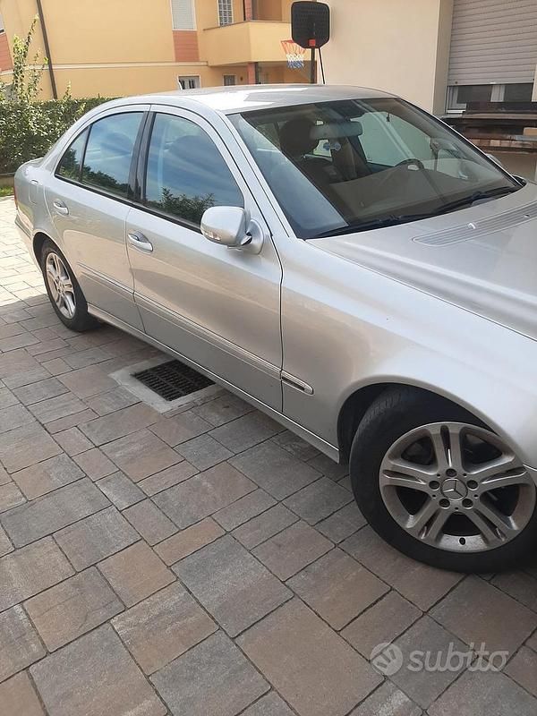 Usata Mercedes E220 170 CV (125 kW) 2007 Grigio Berlina