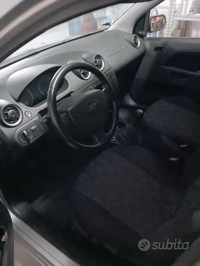Usata Ford Fiesta 75 CV (55 kW) 2005 Marrone Utilitaria