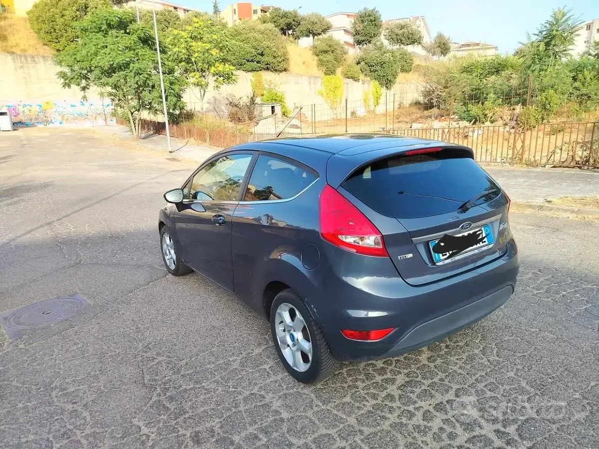 Usata Ford Fiesta Titanium 70 CV (51 kW) 2012 Grigio Berlina
