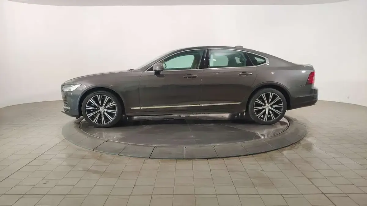 Usata Volvo S90 Plus 235 CV (172 kW) 2025 Platinum grey metallizzato Berlina
