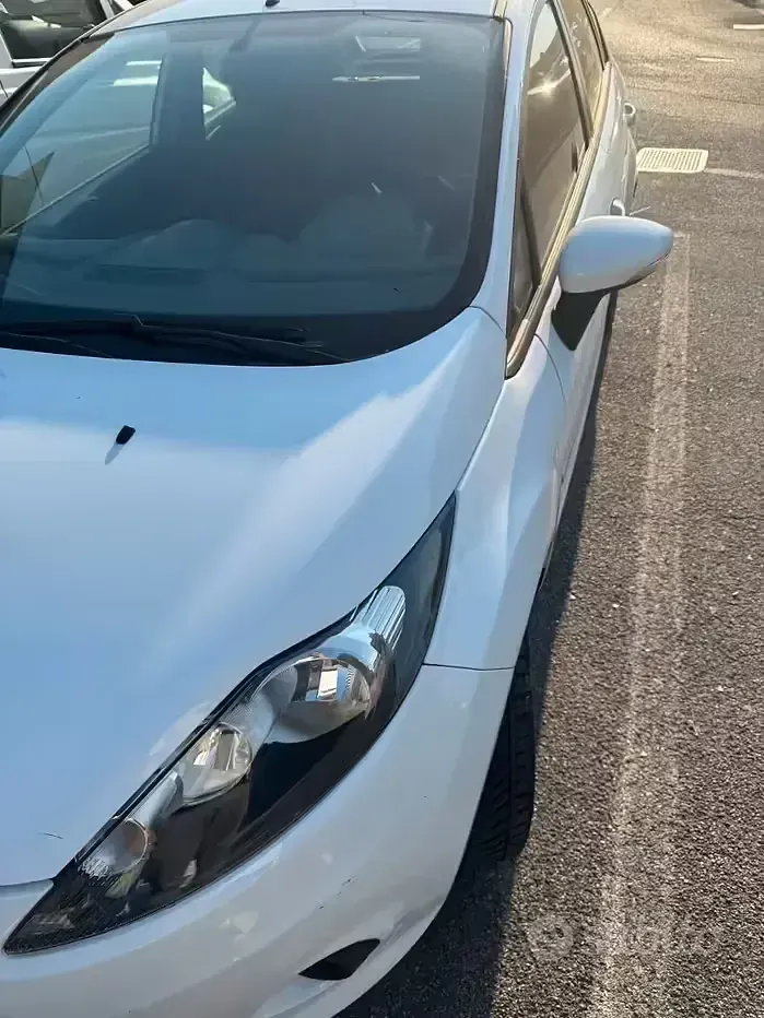 Usata Ford Fiesta 70 CV (51 kW) 2011 Bianco Berlina