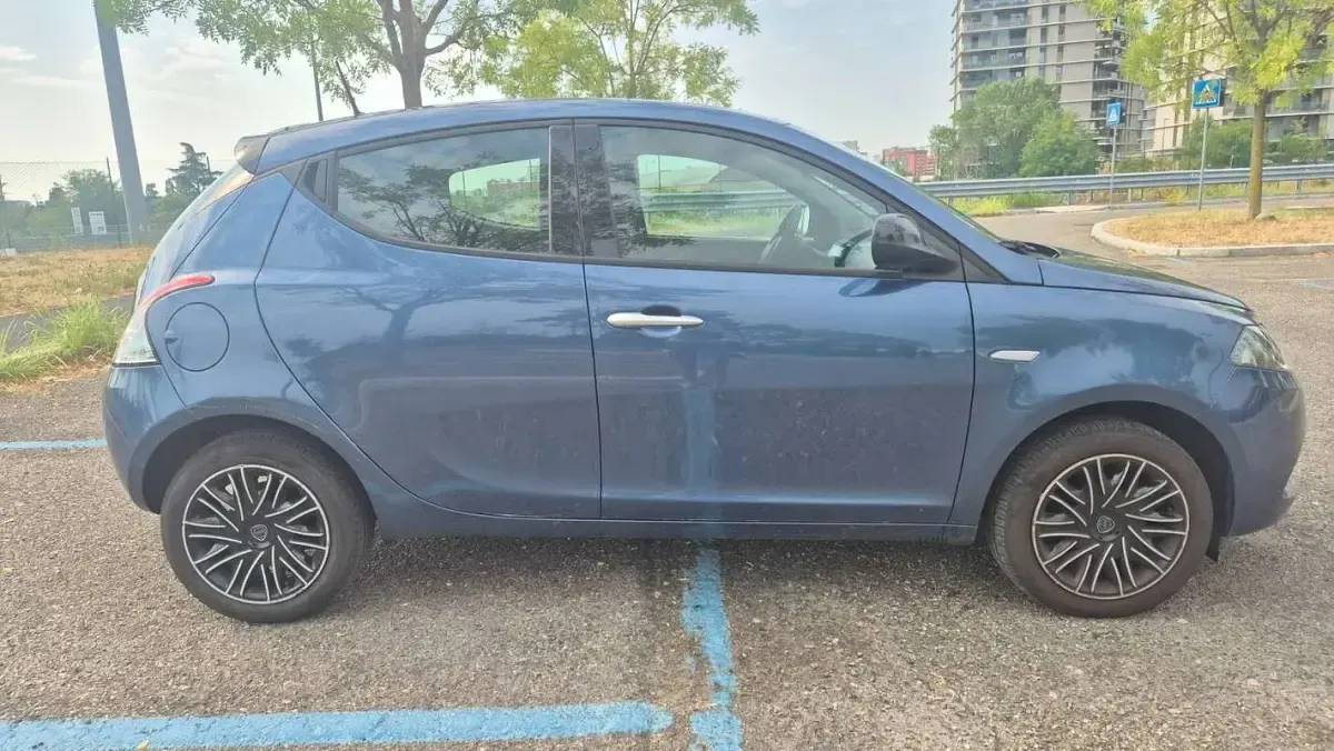 Usata Lancia Ypsilon Gold 69 CV (50 kW) 2023 Blu/azzurro Utilitaria