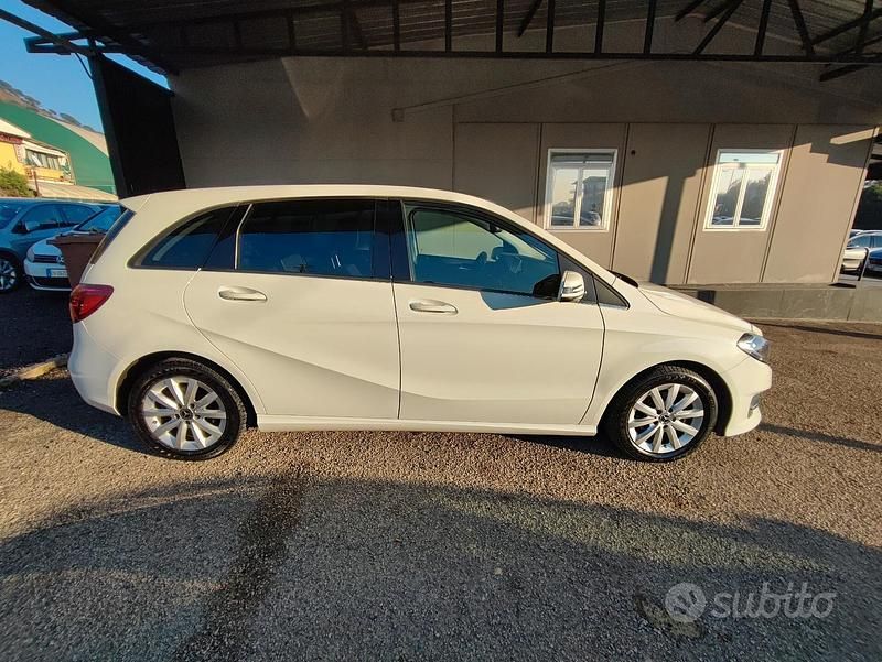 Usata Mercedes B180 Premium 109 CV (80 kW) 2018 Bianco Utilitaria
